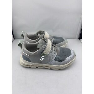 On Running Cloud Play in the Glacier/White Kids Size 11.5 Us